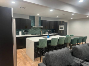 The Peacock Inn - 8 Bdr 4 Bth 14 Bds
